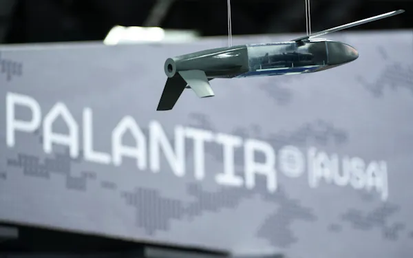 非対称戦の拡大で、兵器メーカーからインテリジェンス企業に資金が移っている=ロイター