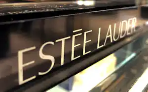 エスティ・ローダーの化粧品の棚=ロイター エスティ・ローダーの化粧品の棚=ロイター