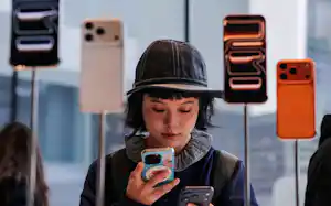 スマートフォン「iPhone」向けのAI機能の刷新が焦点となる=ロイター スマートフォン「iPhone」向けのAI機能の刷新が焦点となる=ロイター