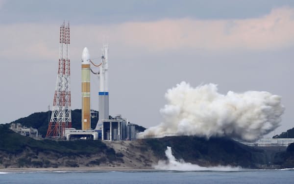 メインエンジンの燃焼試験をするH3ロケット＝11月7日、鹿児島県の種子島宇宙センター