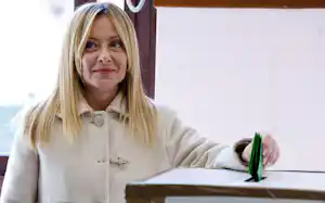 憲法改正の国民投票で票を投じるメローニ首相(23日、ローマ)=ロイター 憲法改正の国民投票で票を投じるメローニ首相(23日、ローマ)=ロイター