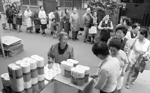 緊急入荷したトイレットペーパーに並ぶ人たち(1973年11月、大阪市内) 緊急入荷したトイレットペーパーに並ぶ人たち(1973年11月、大阪市内)