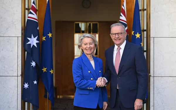 EUのフォンデアライエン欧州委員長㊧はオーストラリアを訪れてアルバニージー首相と会談した(24日、キャンベラ)=AAP