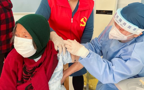 中国の高齢者のワクチン接種は、依然進んでいない＝ロイター