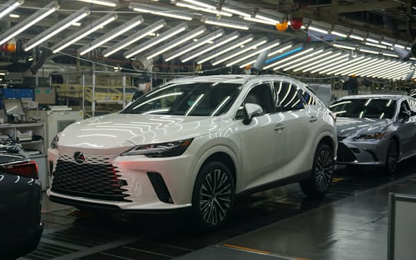 トヨタ自動車九州は11月から、レクサスの新型車の生産を始めた（22日、福岡県宮若市）