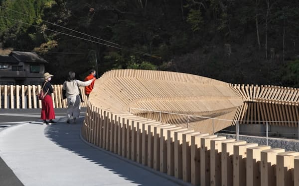 西日本豪雨による被災を経て、2022年7月に架け替えた「久杉橋」。建築家の隈研吾氏がデザインした。橋の高欄には地場の山口県産のヒノキ材を使用している（写真：生田将人）
