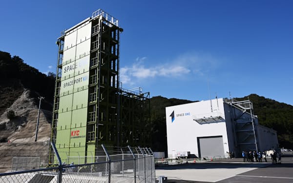 報道陣に公開された民間ロケット発射場「スペースポート紀伊」の打ち上げ射点（左）と組み立て施設（22日、和歌山県串本町）