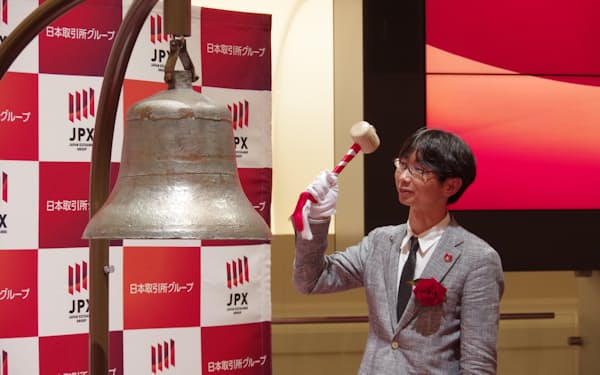 上場記念の鐘をたたくjig.jpの福野会長（22日、東京証券取引所）