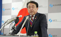 記者会見する赤沢経産相(24日、経産省)