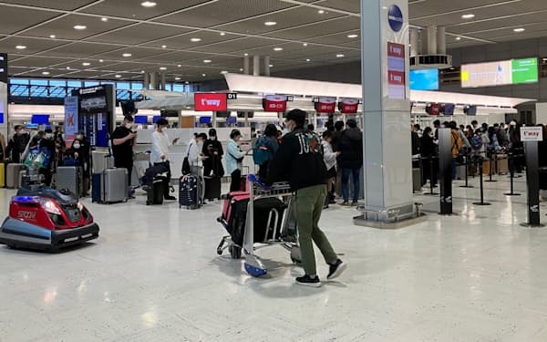 搭乗手続きの行列ができた韓国の格安航空会社のカウンター（11月）