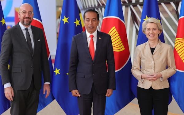 インドネシアのジョコ大統領（中央）はEU首脳に天然資源の禁輸政策に理解を求めた（2022年12月、ブリュッセル）＝AP