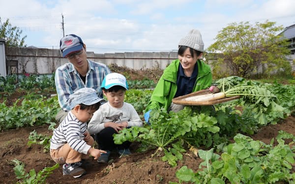休日に家族で畑を訪れる田口明香さん（右、東京都瑞穂町）