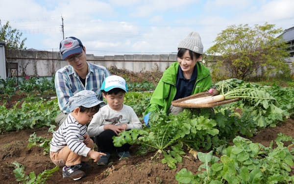 休日に家族で畑を訪れる田口明香さん(右、東京都瑞穂町)