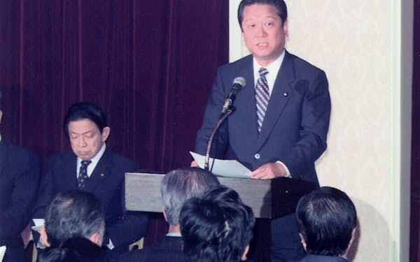 新進党両院議員総会で解党を宣言する小沢一郎党首（1997年12月27日、都内のホテル）