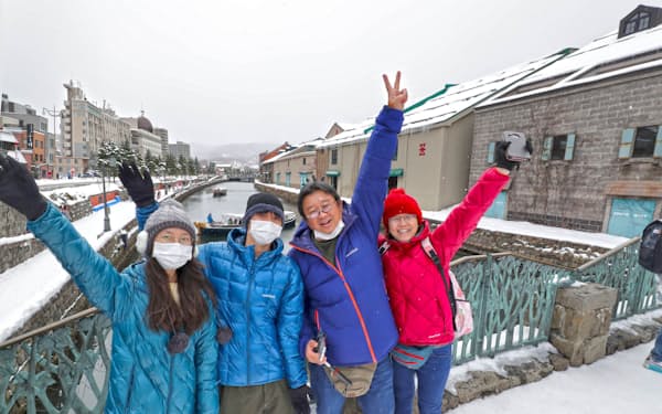 インバウンド客は増えているが……（雪の小樽運河で記念撮影するシンガポールの観光客）
