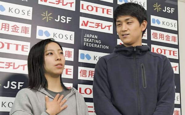 全日本選手権欠場について、取材に応じるフィギュアスケート・ペアの三浦璃来（左）、木原龍一組（22日、東和薬品ラクタブドーム）＝共同
