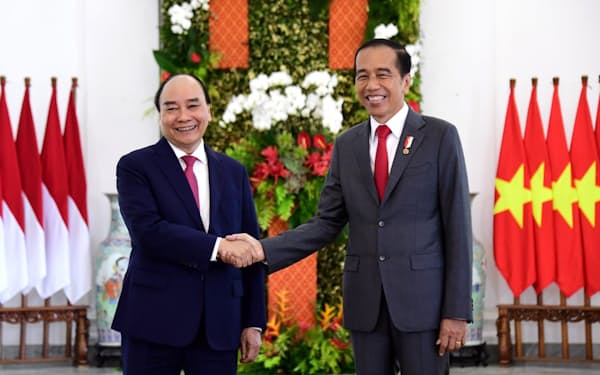会談するインドネシアのジョコ大統領とベトナムのグエン・スアン・フック国家主席（22日、西ジャワ州ボゴール）＝インドネシア大統領府提供
