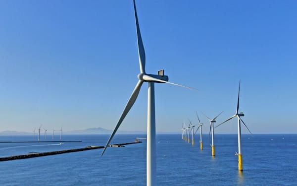 秋田・能代港に並ぶ着床式の風車。大規模商用洋上風力発電としては日本初となる