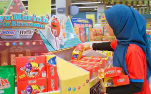 マレーシアの小売店で品出しするDKSHの社員 マレーシアの小売店で品出しするDKSHの社員