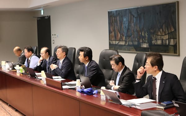 安川電機の人事評価制度に関し労働組合幹部と協議する経営陣（左から４人目が小笠原浩氏）