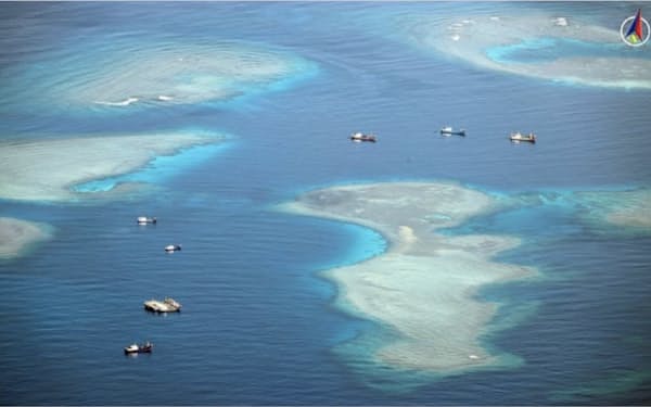 中国船が南シナ海で停泊を続ける（11月23日、南沙諸島）＝フィリピン軍提供