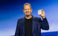 自社半導体「AGI CPU」を発表したアームのレネ・ハースCEO=同社提供