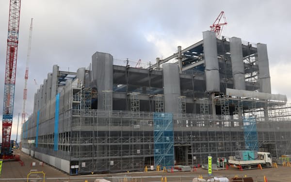 建設が進むTSMC新工場のオフィス棟（2022年12月18日、熊本県菊陽町）