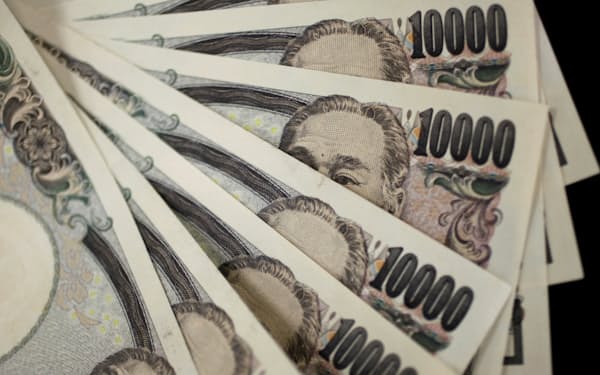 A picture illustration shows Japanese 10,000 yen notes featuring a portrait of Yukichi Fukuzawa, the founding father of modern Japan, August 2, 2011.  REUTERS/Yuriko Nakao/File Photo