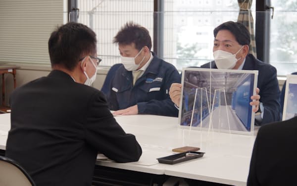 進工業の岡本社長（右）は福井県に新工場の概要を説明した（23日、福井県庁）