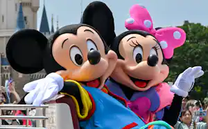 東京ディズニーランドのパレードに登場したミッキーマウス(左)とミニーマウス(千葉県浦安市) 東京ディズニーランドのパレードに登場したミッキーマウス(左)とミニーマウス(千葉県浦安市)