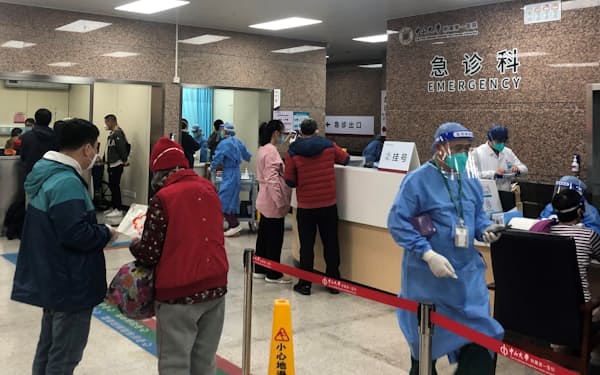 多くの人で混雑する病院の救急患者窓口（23日、広東省広州市）