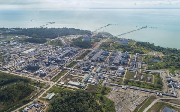 三菱商事などは、インドネシアの液化天然ガス（LNG）プロジェクト「タングーLNG」の開発期間延長を発表した