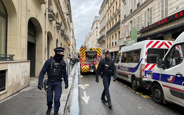 発砲事件が起きたパリ中心部には警察や消防が集まっている（23日）＝ロイター