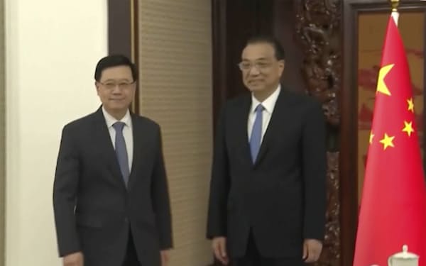 中国の李克強首相㊨と李家超香港行政長官＝ＡＰ