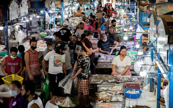 インフレは和らぐとの予想が多い（フィリピン・マニラの市場）＝ロイター