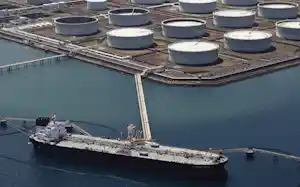 原油の9割超を中東に依存する日本は輸入の急減に直面している(鹿児島市)=共同 原油の9割超を中東に依存する日本は輸入の急減に直面している(鹿児島市)=共同