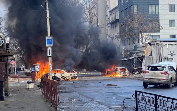 24日、ロシア軍による攻撃の被害を受けたウクライナ南部ヘルソンの市街地＝ウクライナ大統領府撮影・ロイター