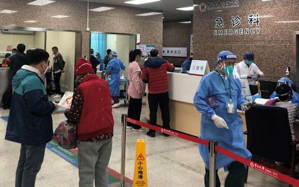 新型コロナの感染が急拡大し中国の病院では患者が増加している（23日、広東省広州市）