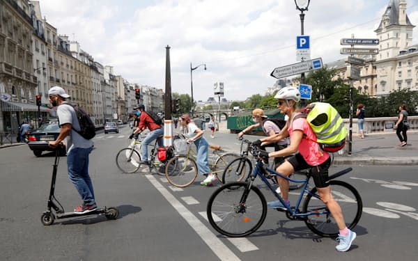 フランスでは国内の自転車の利用者の比率を現在の3%から24年までに9%に引き上げるべく自動車から電動自転車に切り替える場合、自転車の購入に4000ユーロの補助金を出している=ロイター