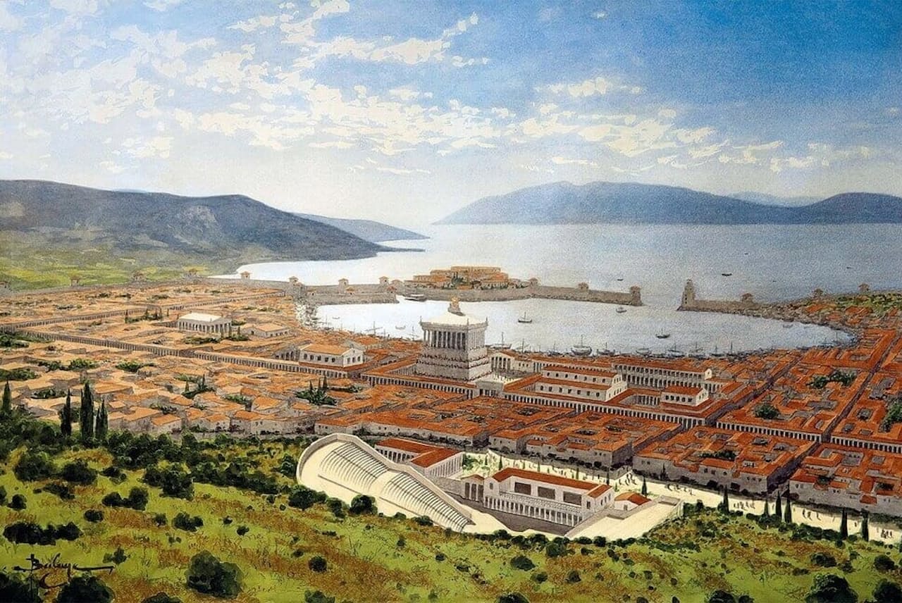 紀元前4世紀、カリアの中心都市ハリカルナッソスの港を見下ろしてそびえるマウソロス霊廟。装飾がふんだんにあしらわれた驚異の霊廟は、1700年にわたってその威容を誇っていた（BALAGE BALOGH/SCALA, FLORENCE）