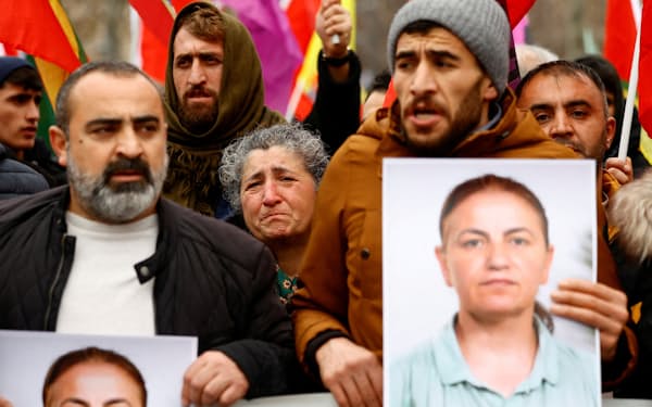 発砲事件に抗議するクルド人コミュニティーの集会(24日、パリ)＝ロイター
