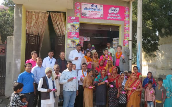 ユニ・チャームはインド農村部で生理用品を販売する店舗の開業を支援している（2022年11月、北部ウッタルプラデシュ州）