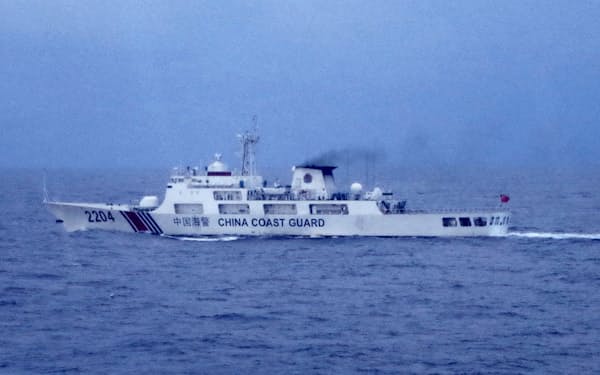 沖縄県・尖閣諸島周辺の接続水域を航行した、76ミリ砲を搭載した中国海警局の艦船（第11管区海上保安本部提供）＝共同