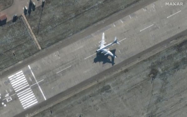 エンゲリス空軍基地で離陸準備をする爆撃機の衛星画像（3日、ロシア南部サラトフ州）=Maxar Technologies提供、ロイター