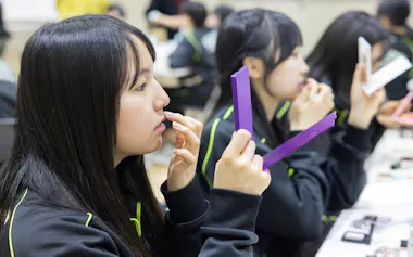 「メ育」授業でメイクをする中学生(東京都渋谷区の松濤中学校)