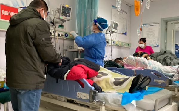 河北省の病院のベットで横になっている患者（21日）=AP

