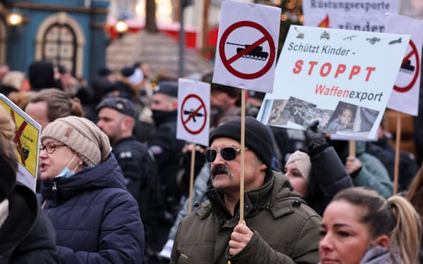 ドイツの都市では対ロ制裁に反対するデモが相次ぐ（12月4日）＝ロイター