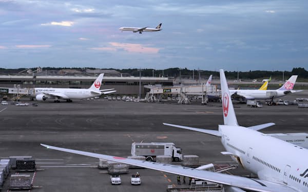 滑走路の延伸・新設により機能強化を目指す成田空港