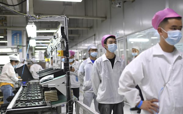 中国にある鴻海精密工業の工場でコロナ検査のために並ぶ従業員（湖北省武漢市）＝ＡＰ
