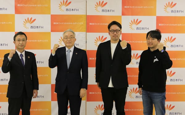 イジゲングループの関連会社化を発表した西日本ＦＨの村上社長（左から２番目）